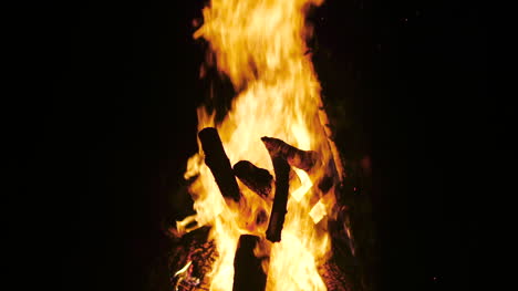 Gran-Hoguera-Fuego-Ardiente-Contra-El-Fondo-Negro-2