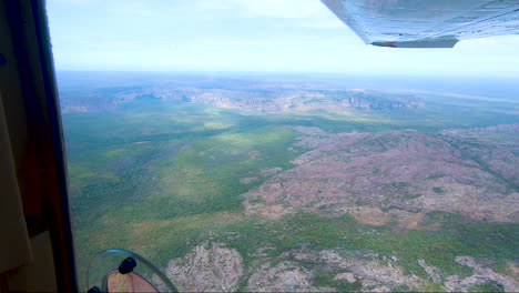 avion léger volant vers la vallée de la rivière le parc national de kakadu territoire du nord de l'australie