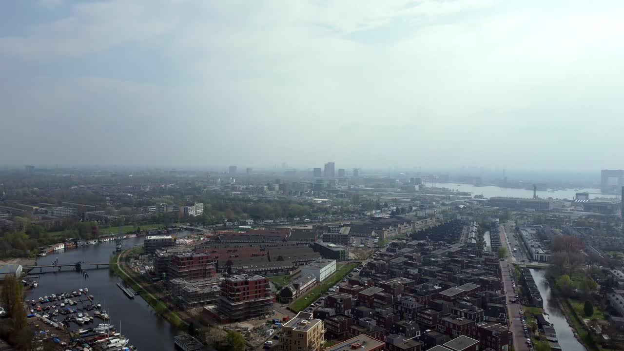 네덜란드 에 있는 이지 강 을 가로지르는 암스테르담 북부 의 해안 건축