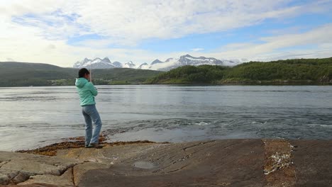 Frau-Fischt-Auf-Einer-Angelrute,-Die-In-Norwegen-Spinnt.