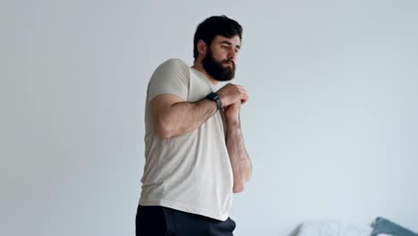 un tipo deportivo del milenio entrenando en casa, calentándose