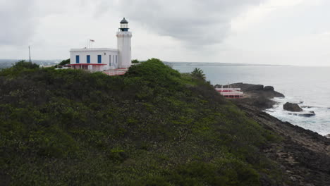 Vista-Aérea-Del-Faro-De-Arecibo-Y-Del-Parque-Histórico-En-El-Promontorio-Rocoso-En-Puerto-Rico