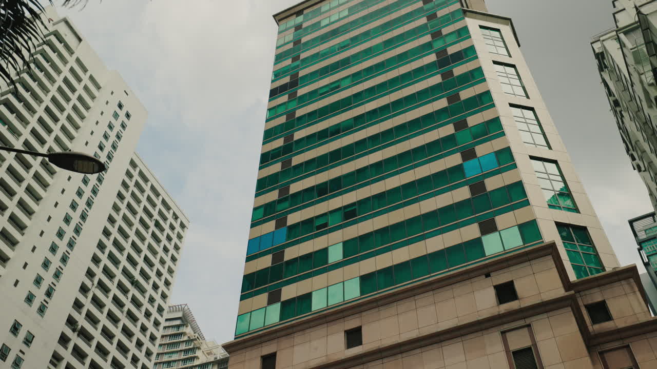 rascacielos moderno en el paisaje urbano