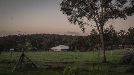 Tiro-De-Lapso-De-Tiempo-De-La-Granja-De-Campo-En-El-Río-Margaret-Con-Nubes-Voladoras-Al-Atardecer,-Australia