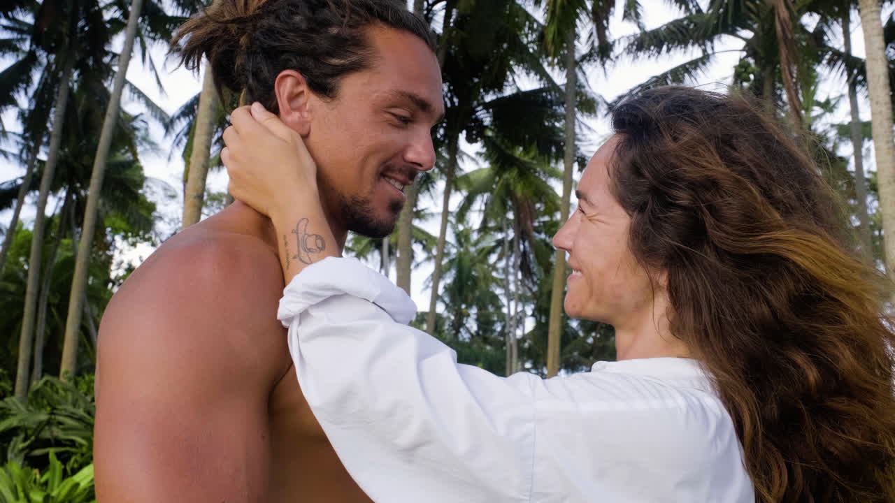 pareja abrazándose al aire libre