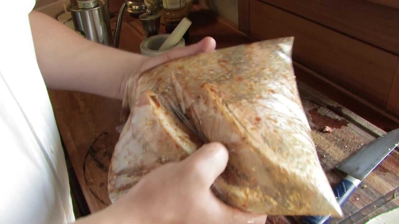 가방에 양념 갈비와 양고기