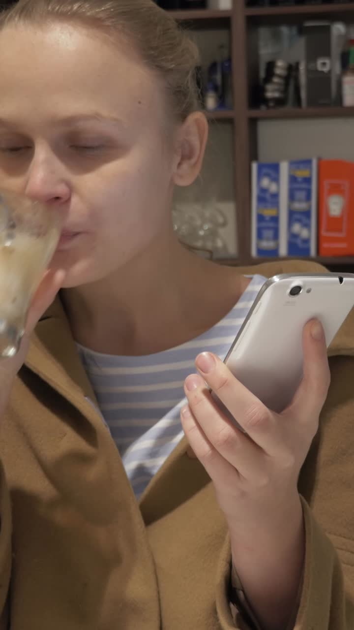 mujer con smartphone