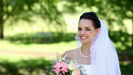 Hermosa-Novia-Sonriendo-A-La-Cámara-En-El-Parque