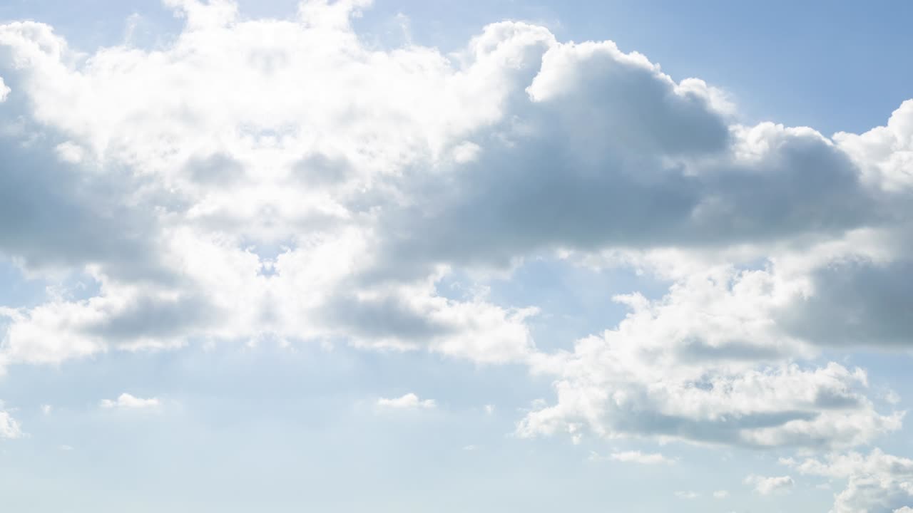 하늘의 구름 위에 원활한 루프 슬라이드