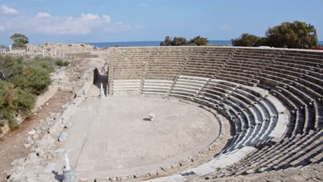majestuoso anfiteatro antiguo de piedra caliza en la ciudad de salamis, chipre