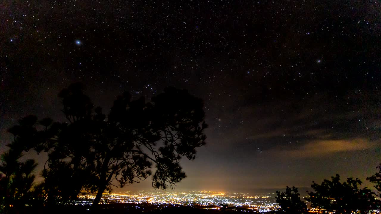 밤하늘에서 움직이는 별의 흔적의 타임스