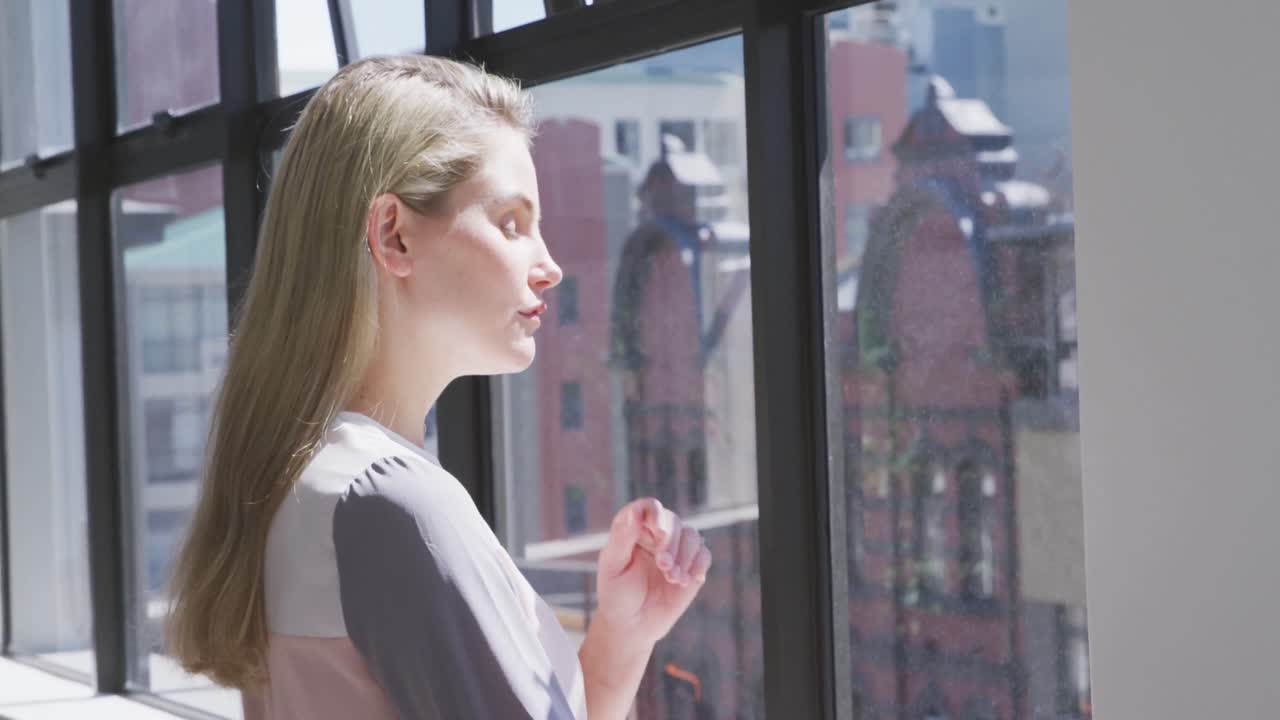 회의실에서 눈을 돌리고 있는 사업가