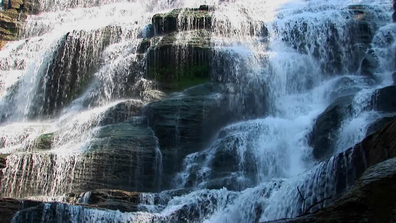 una amplia cascada fluye sobre salientes rocosos en ithaca falls nueva york 4