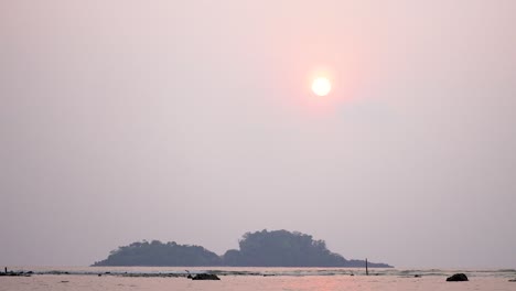 바다와 언덕 위에 흐릿한 일몰