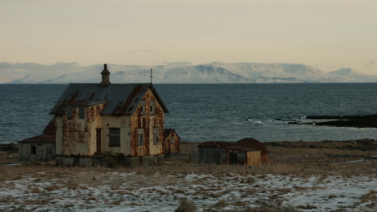 아이슬란드의 고향은 몇 년 동안 건드리지 않고 남겨져 있었고, 대서양 연안에 버려진 피난처였습니다.