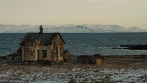 el hogar islandés, dejado intacto durante años, un refugio abandonado en la orilla del océano atlántico.