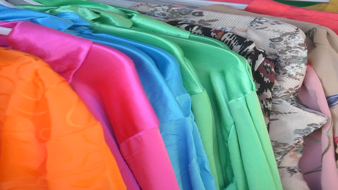 거에 달린 다채로운 실크 블라우스