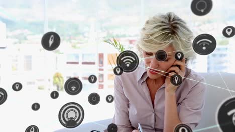 animación de una red de iconos digitales sobre una mujer mayor caucásica hablando con un teléfono inteligente en la oficina