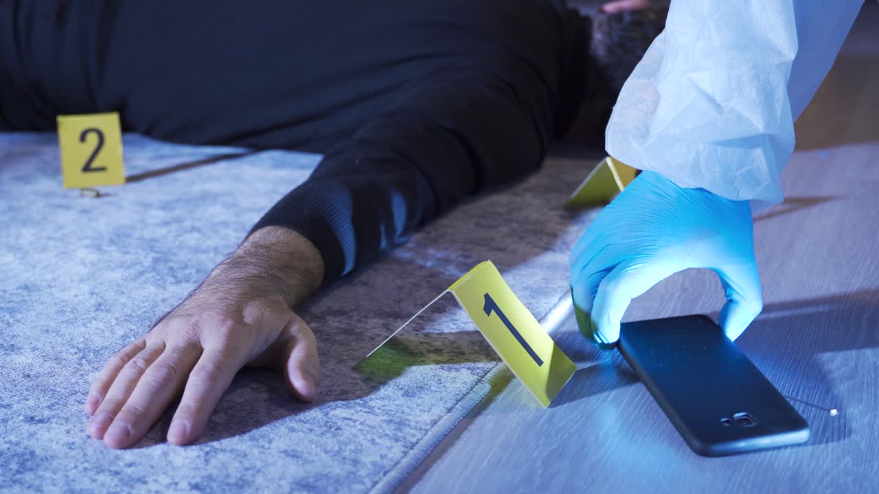 法医学の専門家は 犯罪現場で 犯罪の仕事をします