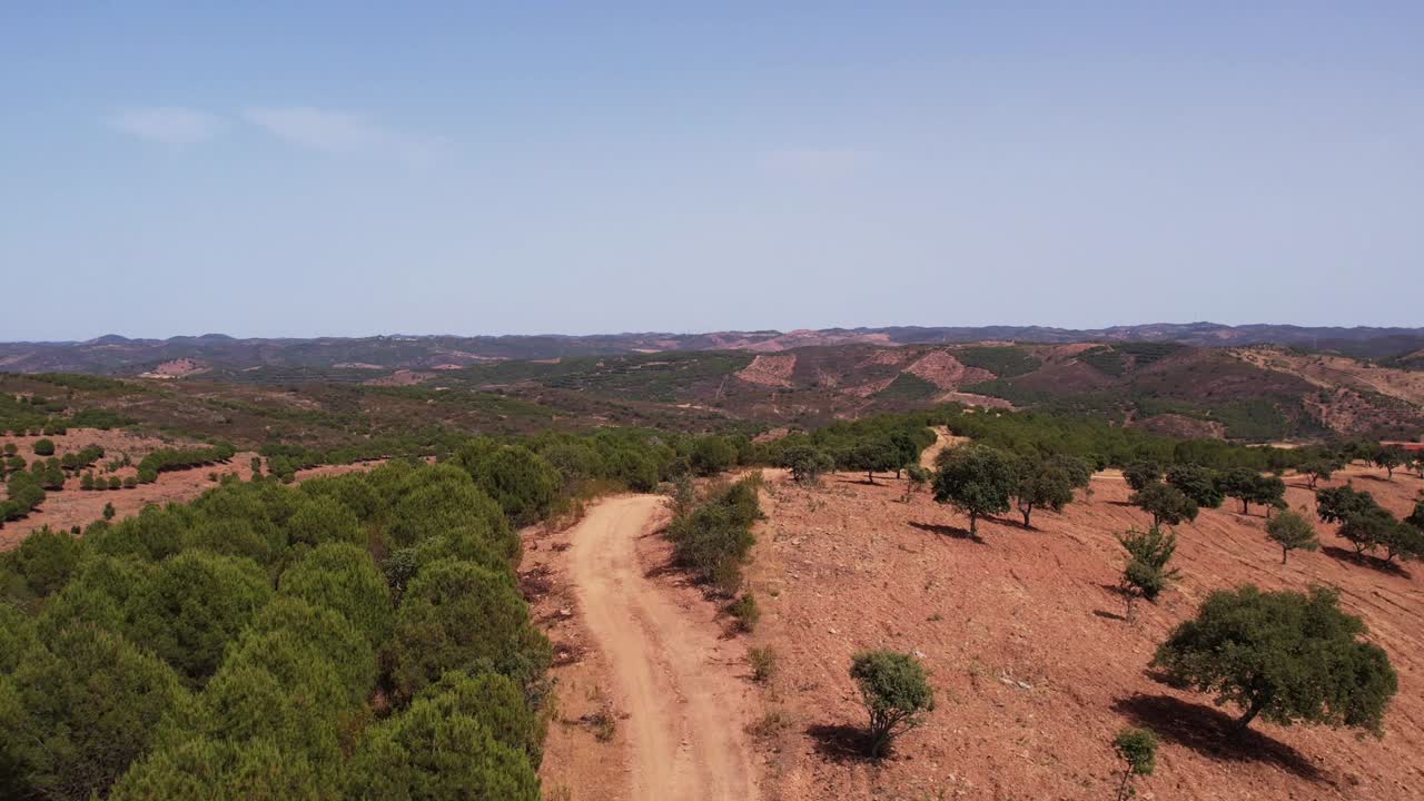 naturaleza tranquila con montañas boscosas y tierras agrícolas en portugal