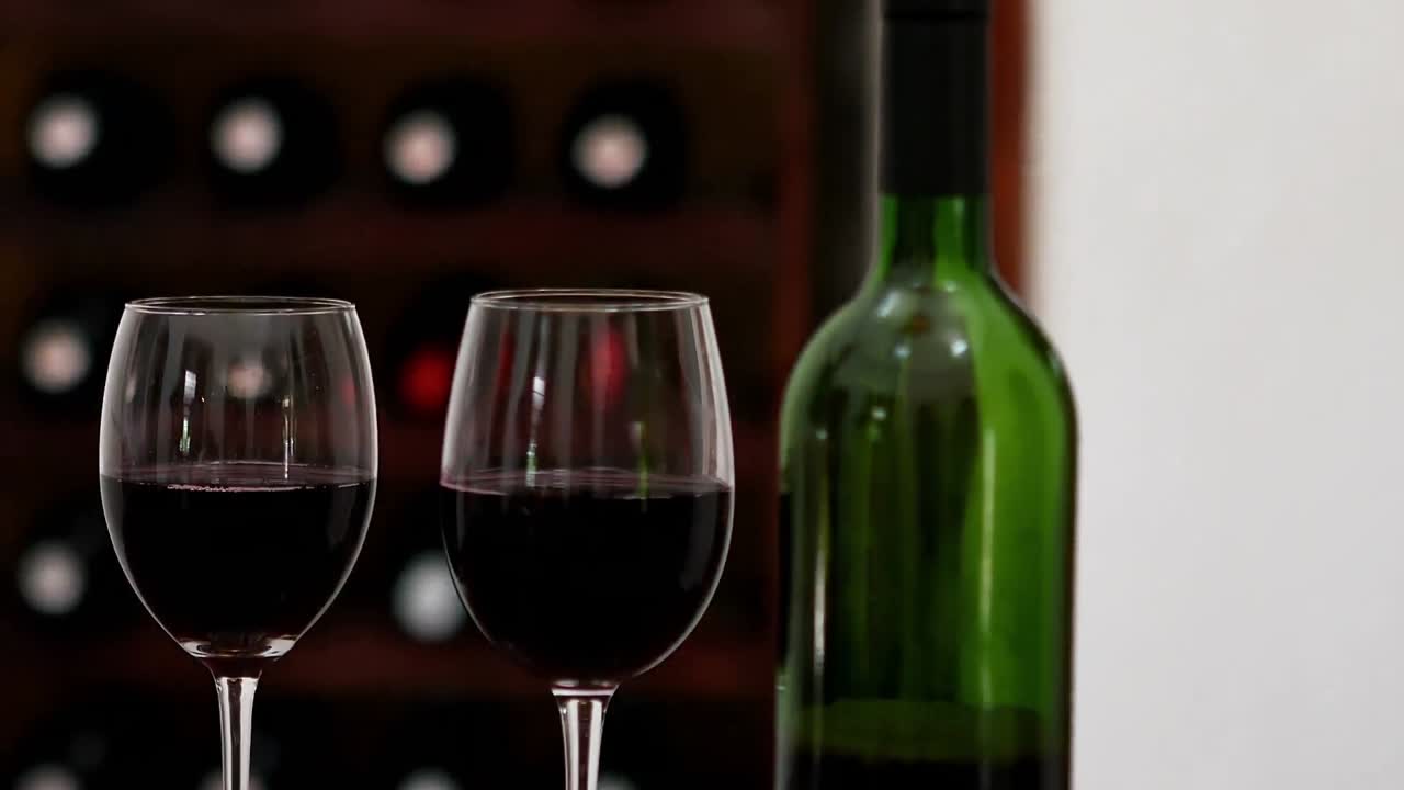 Bottiglia di vino rosso e calici da vino sul bancone