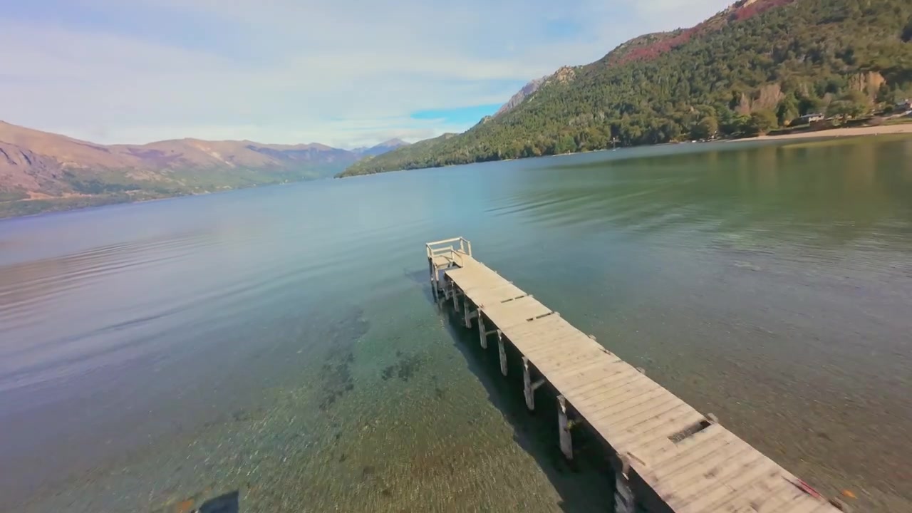 Spiaggia di ciottoli che costeggia il Lago Gutierrez FPV