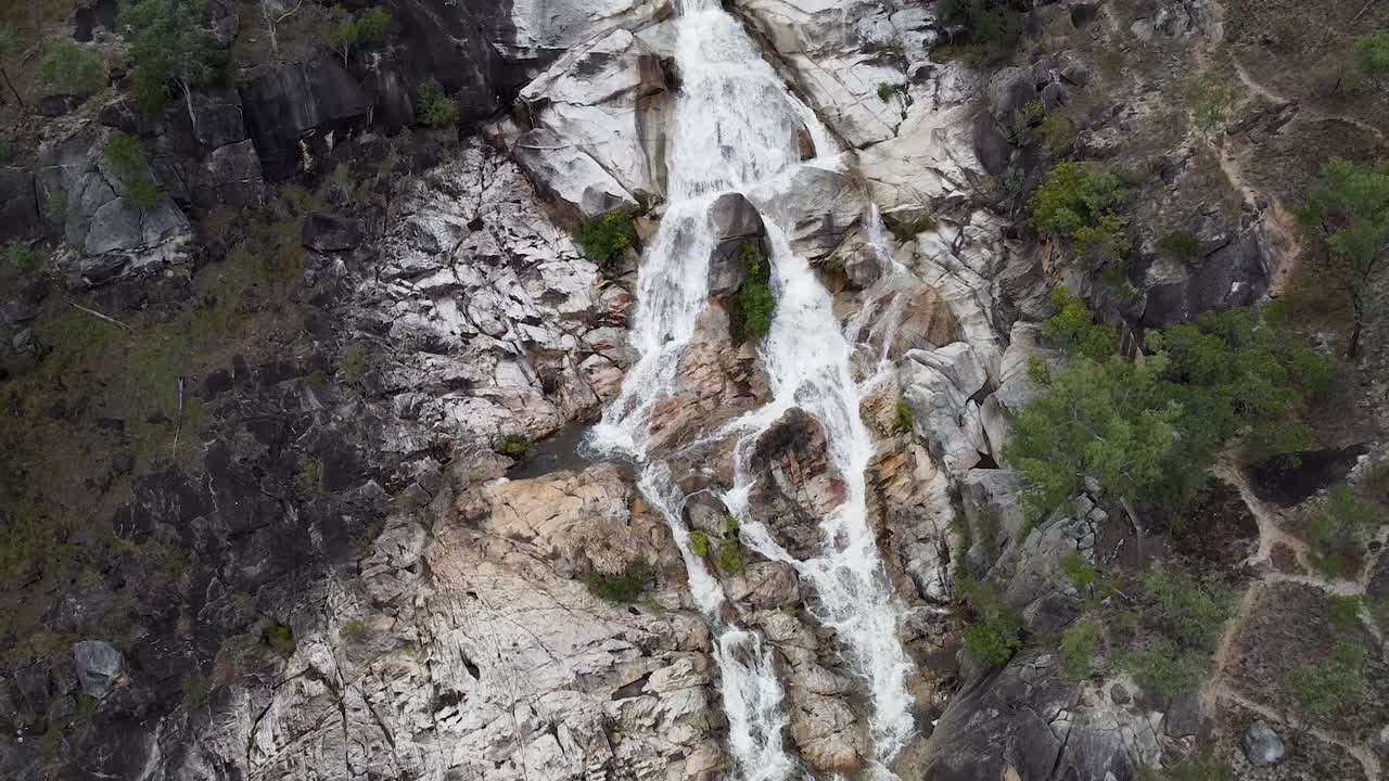 vista aérea de las cataratas de emerald creek con agua cayendo en cascada por la pared rocosa