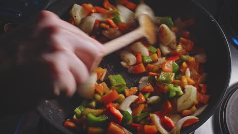 Süsse-Zwiebeln-Und-Paprika-In-Der-Pfanne-Anbraten