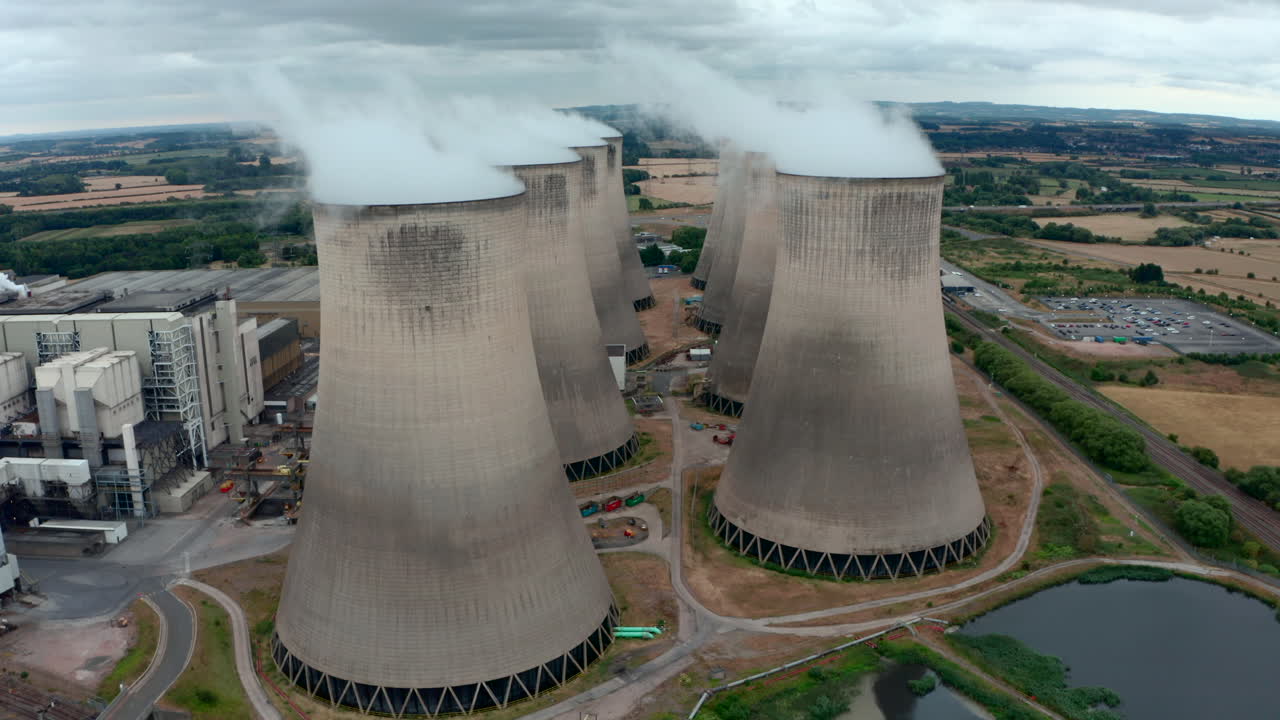 dron cinemático disparado a través de las nubes provenientes de las torres de enfriamiento de la central eléctrica