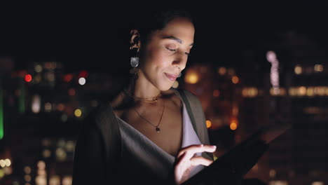 Frau,-Digitales-Tablet-Und-Dachterrasse-Bei-Nacht-In-Der-Stadt