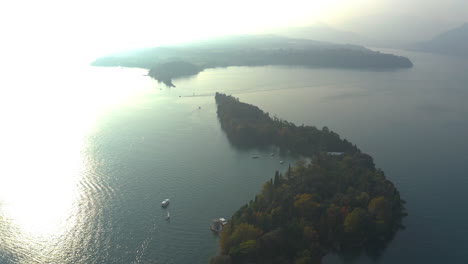 Vuelo-Aéreo-Lento-Sobre-Tiro-De-Isola-Del-Garda-Y-Villa-Borghese-Cavazza,-Italia