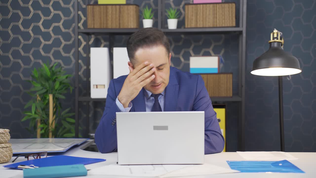 분노한 사업가는 분노로 파일을 닫습니다.