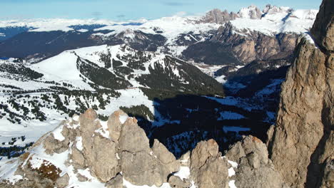 Atemberaubende-Luftaufnahme-Der-Schneebedeckten-Felsigen-Berge-Und-Täler,-Die-Die-Schönheit-Einer-Unberührten-Winterlandschaft-Zur-Schau-Stellt