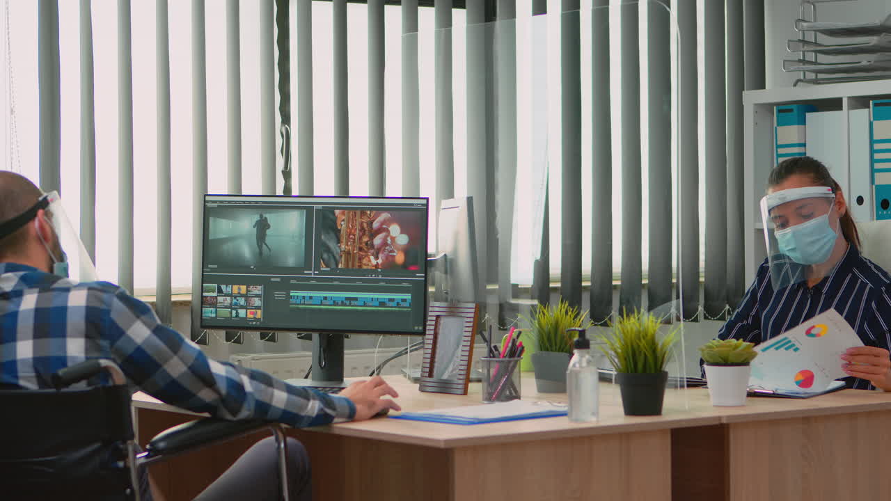 videógrafo discapacitado con máscara trabajando en un proyecto de video