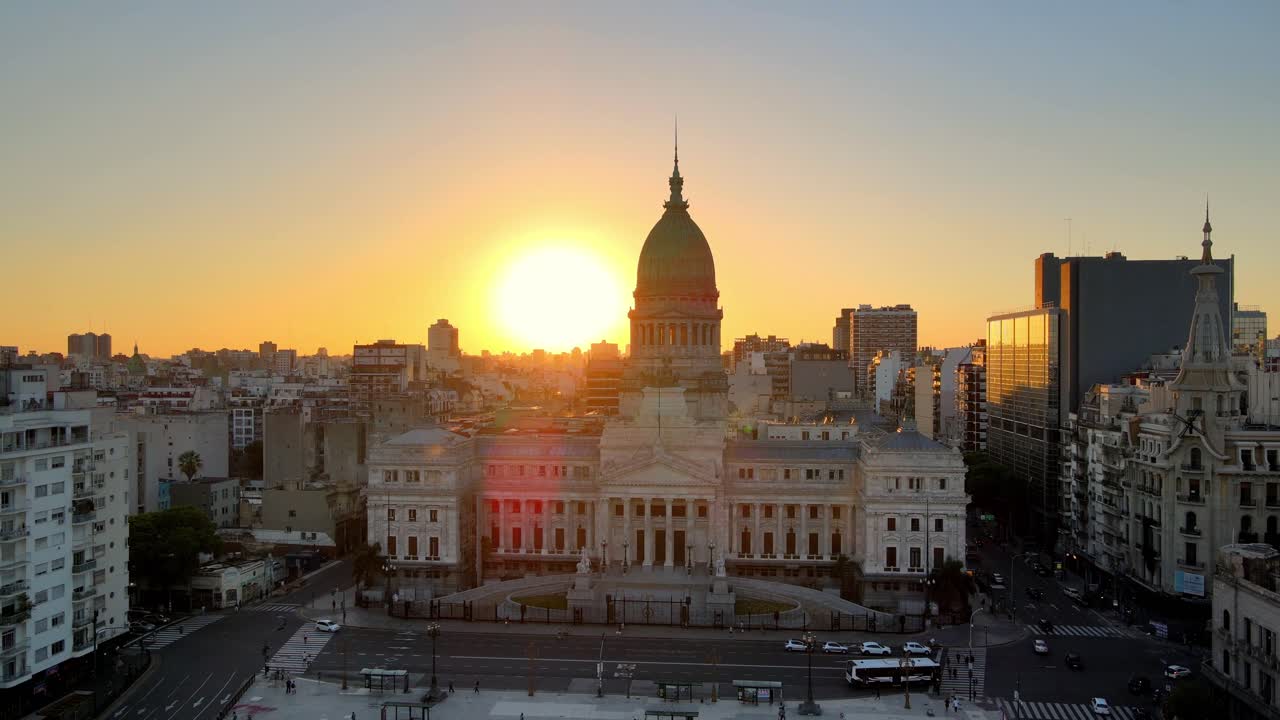 foque aéreo sobre el monumento de los dos congresos en la plaza cerca del edificio del congreso argentino en la hora dorada, buenos aires.