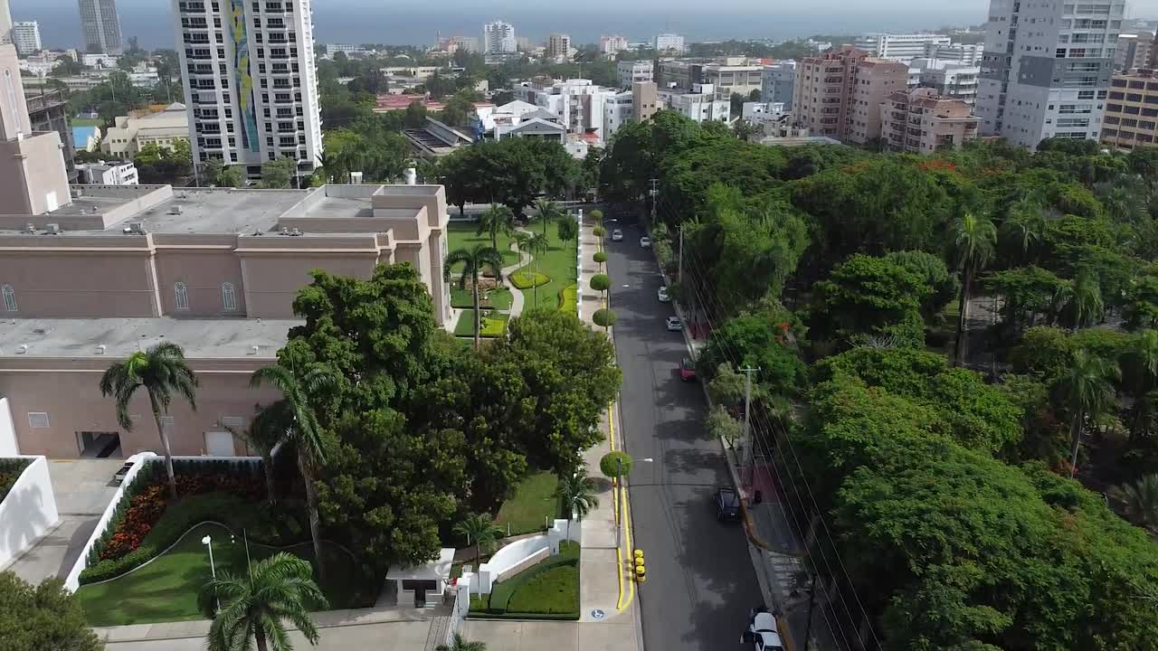 drone inclinado hacia arriba de la ciudad de santo domingo con vista al templo mormón de santo domingo