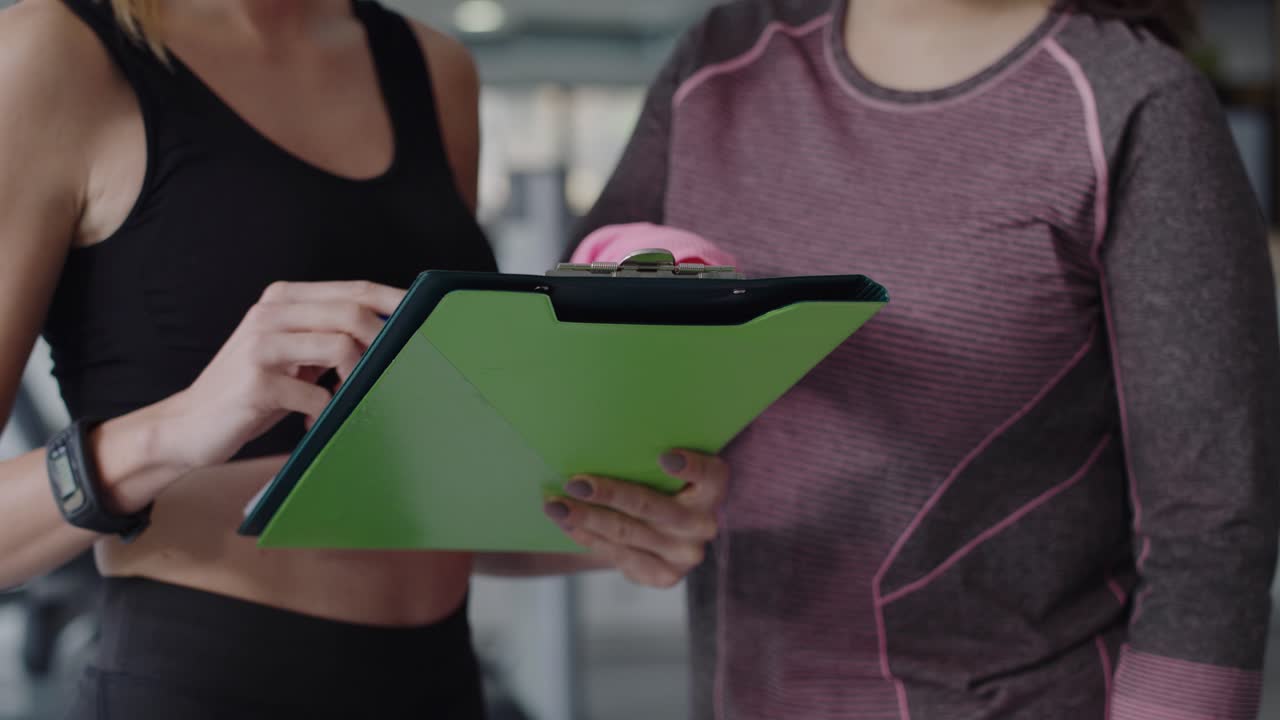 primer plano de la instructora prestando atención a los detalles