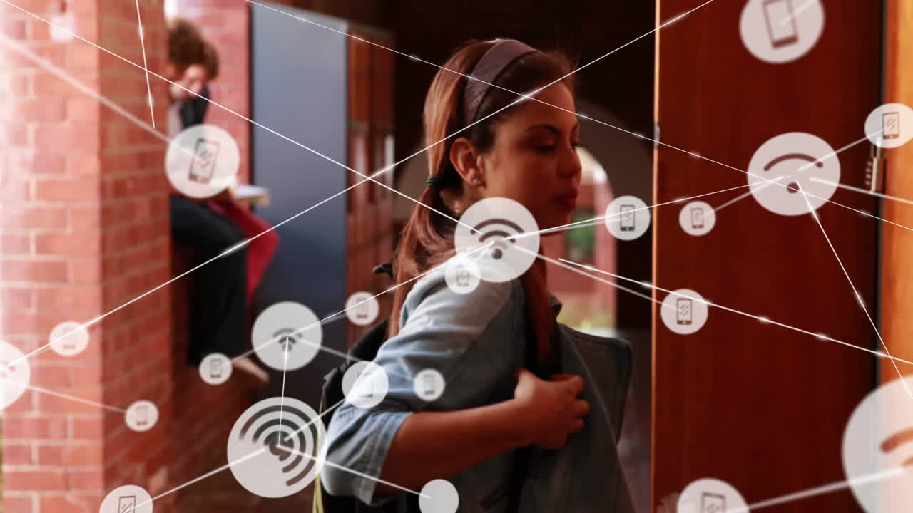 conexiones de red e iconos de datos animación sobre personas que caminan en el pasillo