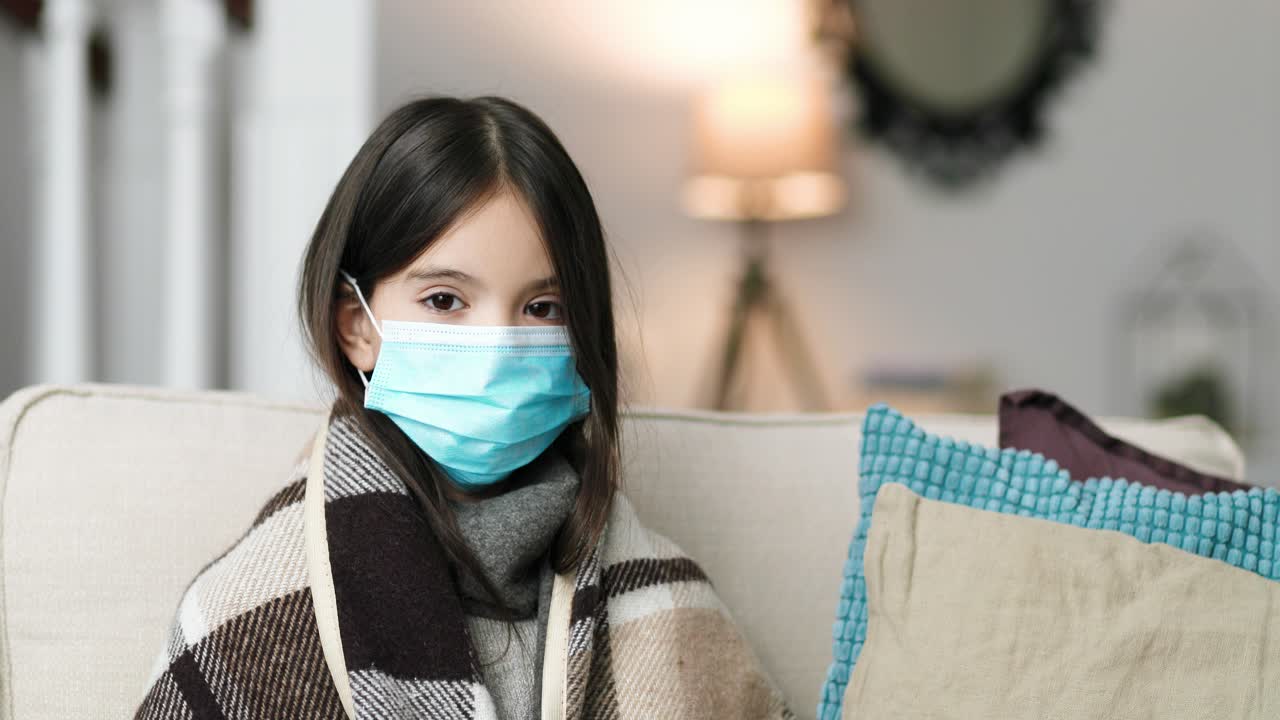 혼자 집에 앉아 있는 동안 카메라를 보고 아픈 여자의 초상화를 닫습니다