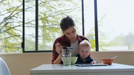 madre alimentando el desayuno a su bebé 4k