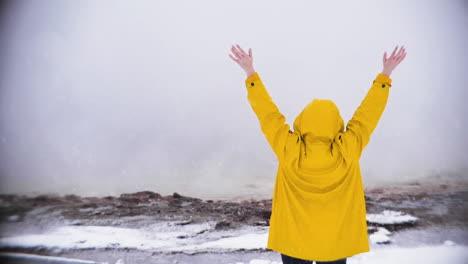 Junges-Mädchen,-Das-Vor-Einem-Geysir-In-Island-Steht