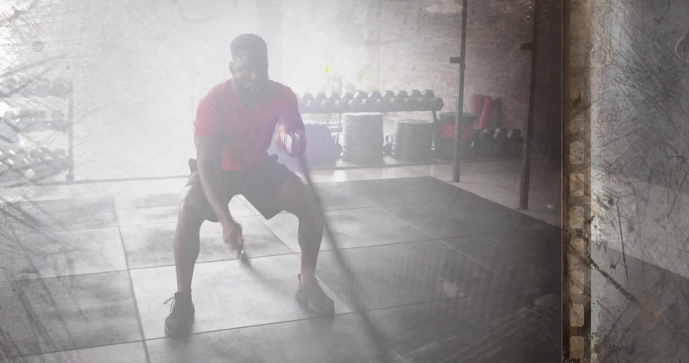 Uomo che afferra le battle ropes e crea onde alternate, mentre una griglia sovrapposta mostra i progressi di fitness