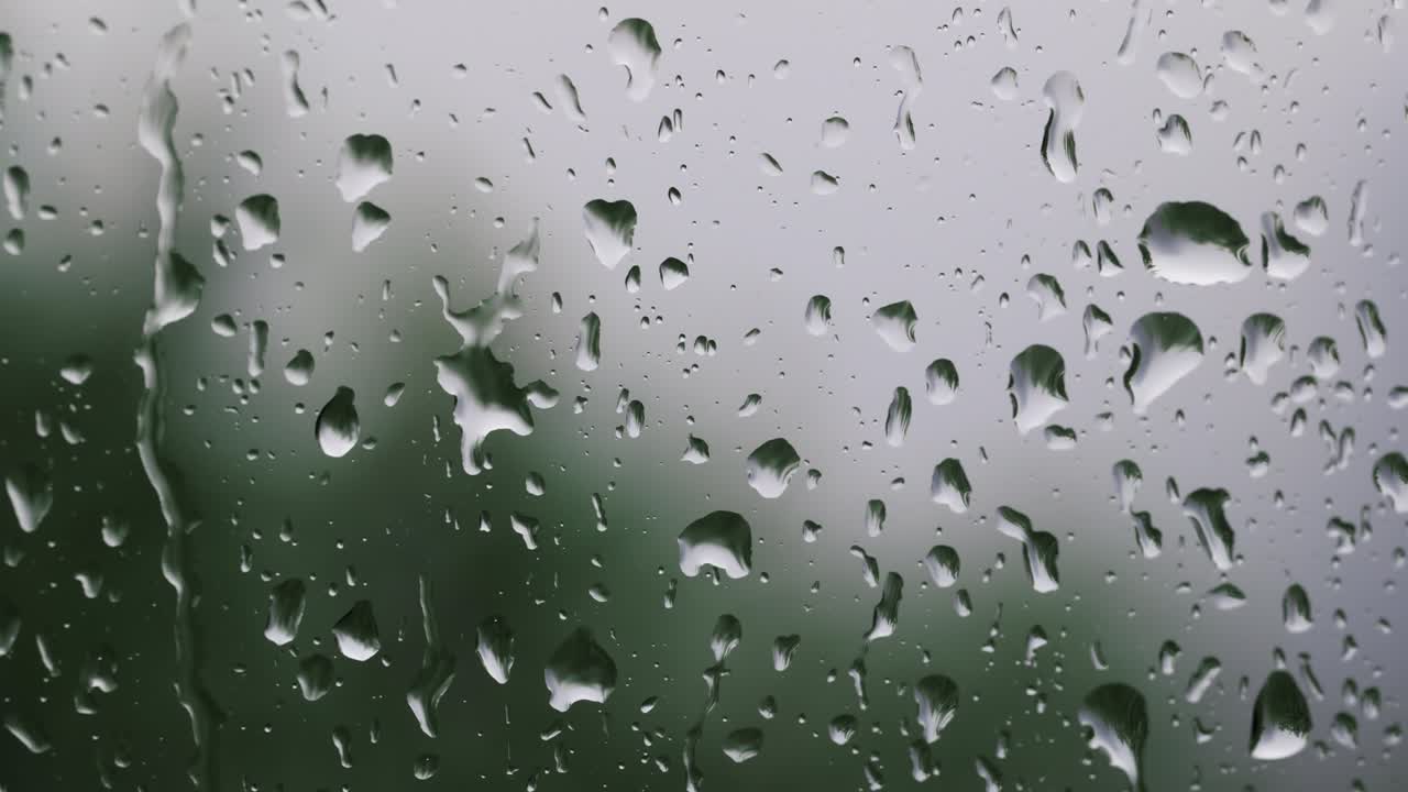 macrodropas de agua. gotas de agua en el vidrio. grandes gotas de lluvia golpean un vidrio de la ventana durante una tormenta de verano. macrodropas de agua. agua de textura.