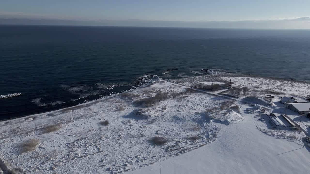 вид с воздуха на охотское море в японии у побережья острова хоккайдо