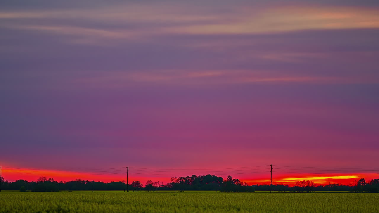 puesta de sol roja vibrante cinematográfica en todo el cielo completo