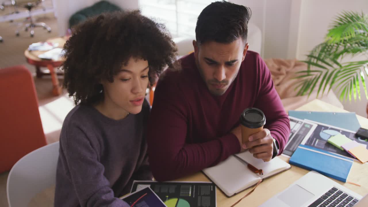 dos colegas que trabajan en la oficina creativa