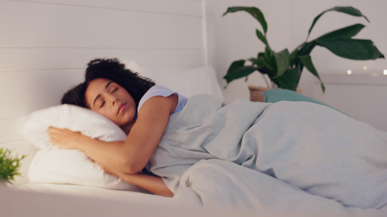 mujer, cama e insomnio o inquietud para dormir