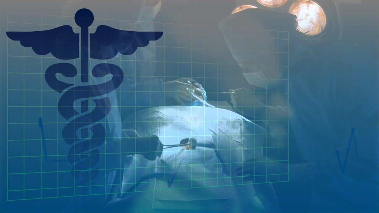 Sovrapposizione di caduceo ECG che sfuma, fondendosi sulla sala operatoria, rivelando un chirurgo che manipola le porte, operando.