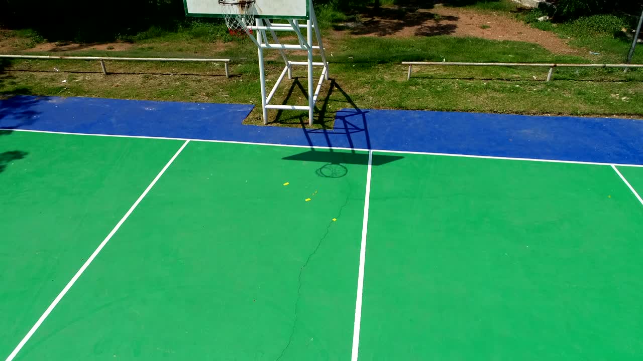 농구 코트 녹색과 색 선, 드론으로 위쪽에서 찍은 사진.
