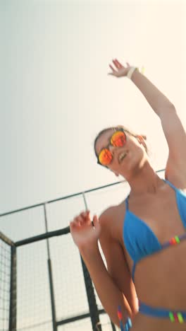 una mujer en bikini bailando.